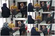 از برندگان مسابقه خاطره گویی سلامت تقدیر شد.